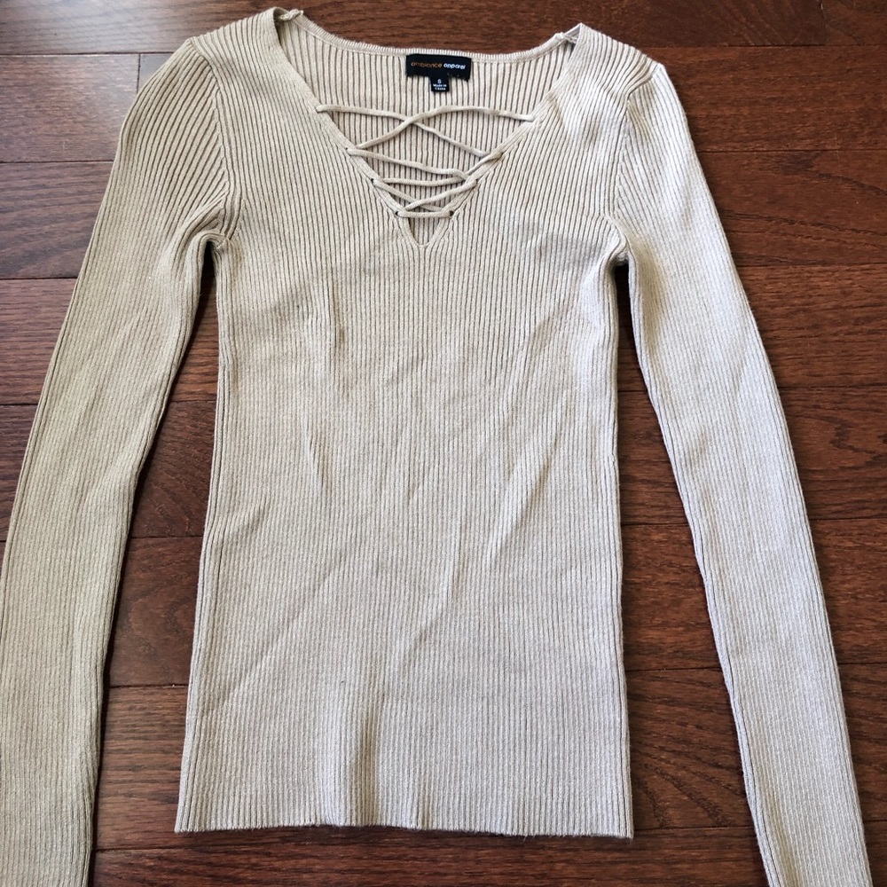 Cutout neck stretch shirt